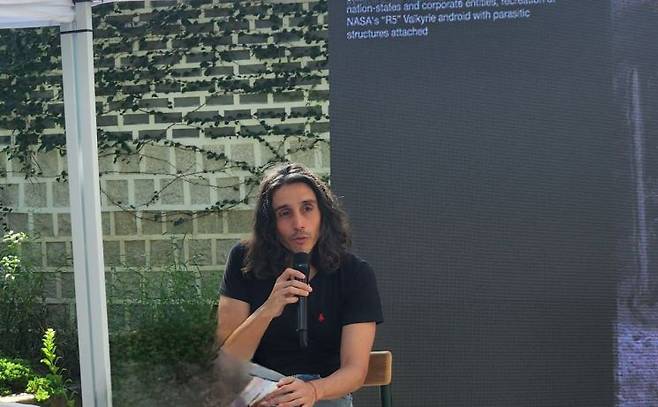 2일 오후 서울 종로구 아트선재센터에서 열린 아르헨티나-페루 작가 아드리안 비야르 로하스의 첫 국내 개인전 '적군의 언어' 간담회에서 작가가 발언하고 있다. 서믿음 기자