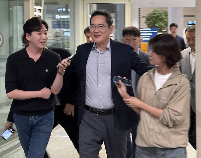 이재용 삼성전자 회장이 한미 정상회담 경제사절단 동행 일정 등을 마친 지난달 31일 인천국제공항에 입국하며 취재진의 질문에 답하고 있다. /연합뉴스