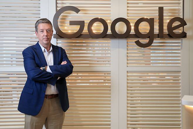 크리스토퍼 포터 구글클라우드 국제 보안 협력 총괄이 지난달 26일 서울 강남구 구글클라우드 사무실에서 최근 사이버 범죄 유형에 대해 이야기하고 있다. /박성원 기자