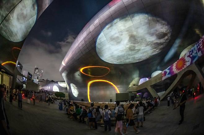 독일의 초현실주의 작가 Timo Helgert(티모 헬거트)의 'Moon Cycle'. /박상훈 기자