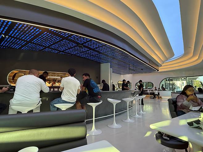 지난달 29일(현지 시각) 미 로스앤젤레스의 '테슬라 다이너'의 모습. 전기차를 충전하며 충전 시간 동안 핫도그, 밀크셰이크와 같은 음식을 먹거나 외부 대형 LED영상을 통해 콘텐츠를 시청할 수 있다./강다은 기자