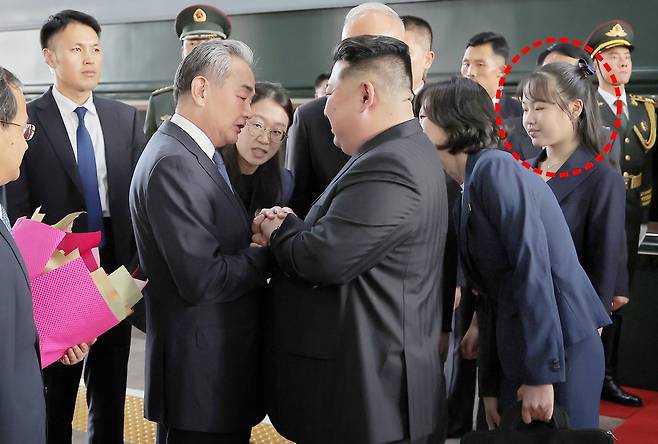 2025년 9월 2일 오후 중국 수도 베이징 베이징역에 전용열차편으로 도착한 김정은 북한 국무위원장이 왕이 외교부장의 환영을 받고 있다.뒤에 딸 주애(점선)가 보인다./조선중앙통신 연합뉴스