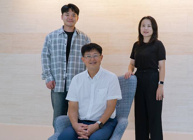 (왼쪽부터)이재훈 박사, 권인찬 교수, 권나현 박사과정생./GIST