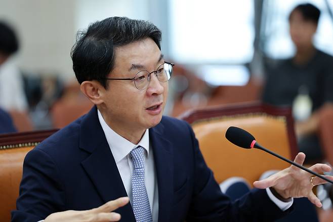 이억원 금융위원장 후보자 2일 서울 여의도 국회에서 열린 국회 정무위원회에서 열린 인사청문회에 출석해 의원 질의에 답변하고 있다. /뉴스1
