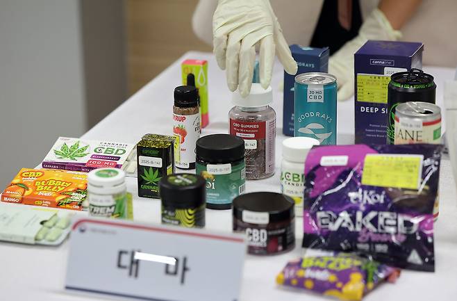 2일 오전 서울 양천구 서울지방식약청 브리핑실에 ‘마약성분 함유 의심 해외직구식품'들이 진열되어 있다. /뉴스1