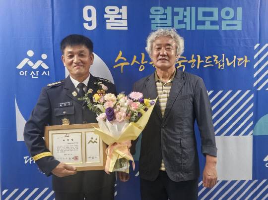 (왼쪽부터)이강수 아산소방서의용소방대연합회장과 강환조 아산소방서의용소방대연합회 사무국장이 아산시에서 수여한 표창을 받고 기념촬영을 하고 있다. 아산소방서 제공
