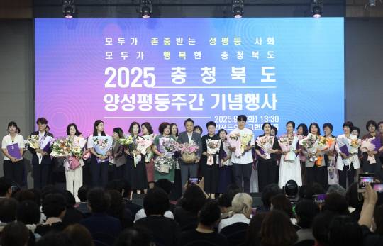 충북도가 2일 청주 엔포드 호텔에서 2025 양성평등주간을 맞아 성평등 가치 확산을 위한 퍼포먼스를 펼치고 있다. 충북도 제공