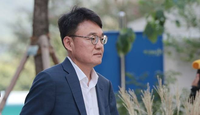 박성근 전 국무총리 비서실장이 2일 서울 종로구 KT광화문빌딩 웨스트에 마련된 민중기 특별검사팀 사무실에 출석하고 있다. ⓒ연합뉴스