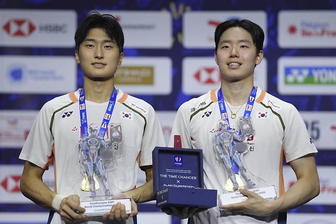 서승재(오른쪽)와 김원호가 1일 프랑스 파리에서 열린 2025 세계배드민턴연맹(BWF) 세계선수권대회 남자 복식에서 정상에 오른 뒤 카메라 앞에서 포즈를 취했다. 파리=AP 뉴시스