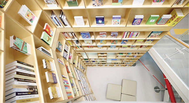 서울 서대문구 북가좌2동 복합청사 내 ‘해담는 도서관’ 중앙 서가. 서대문구 제공