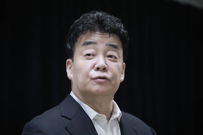 [서울=뉴시스] 백종원 더본코리아 대표가 28일 서울 서초구의 한 회의공간에서 열린 더본코리아 주주총회에 참석해 취재진 질문에 답하고 있다. 2025.03.28