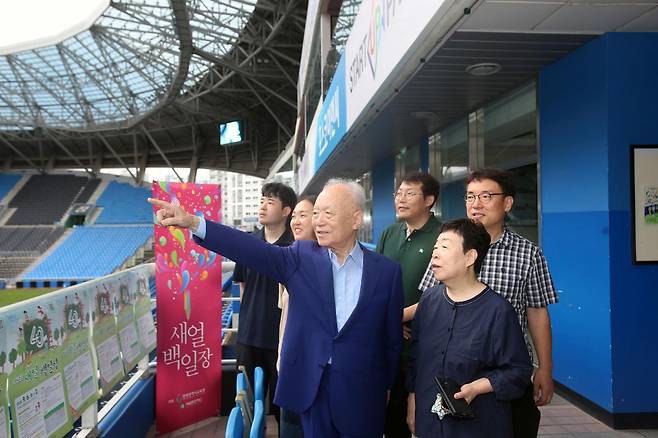 지용택 새얼문화재단 이사장(가운데)이 1일 직원들과 함께 중구 도원동 인천축구전용경기장을 찾아 시설물을 가리키며 6일 열리는 40회 백일장의 준비 상황을 점검하고 있다.  새얼문화재단 제공