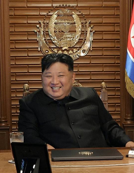 2일 노동신문에 실린 김정은의 전용열차 내부 모습. 중국으로 향하는 김정은이 인민복을 입고 있다. 벽과 노트북에 미국 대통령실과 유사한 김정은 전용 엠블럼이 보인다. 노동신문뉴스1