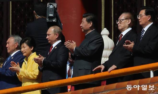 2015년 중국 전승절 행사에서 시진핑은 양복을 벗고 중산복을 입었다. 오른쪽 푸틴은 양복을 입고 있고 전직 주석들도 양복을 입고 있다. 베이징=변영욱 기자 cut@donga.com