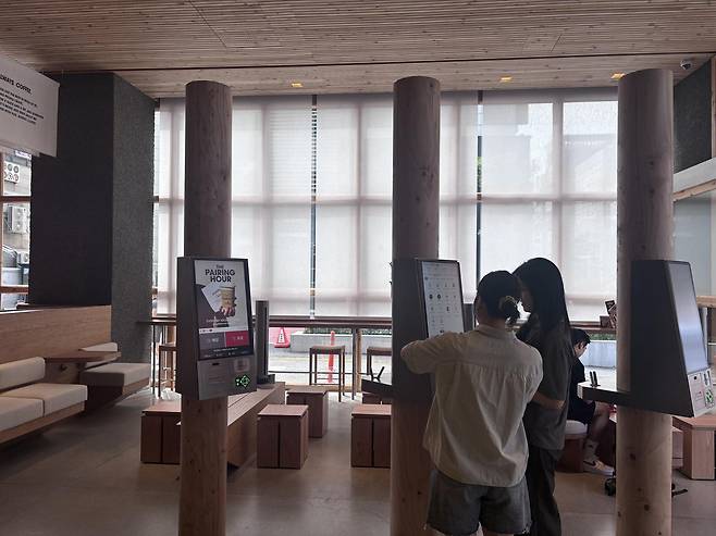 투썸2.0 매장 내부 전경. 황소영 기자 fangso@donga.com