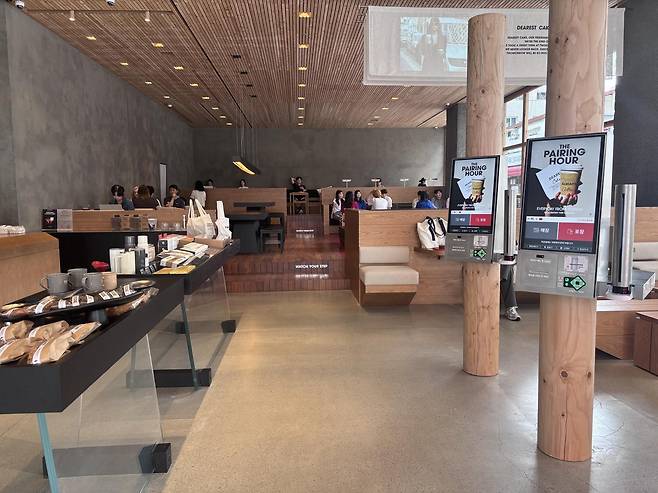 투썸2.0 강남의 매장 내부 전경. 황소영 기자 fangso@donga.com