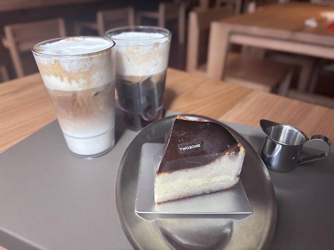 투썸2.0 강남 매장에서만 볼 수 있는 화이트크림탑과 블랙크림탑, 바스크치즈케이크. 황소영 기자 fangso@donga.com