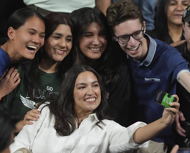 알렉산드리아 오카시오코르테스 미국 민주당 하원의원(아래)이 20일(현지 시간) 애리조나주 템피에서 열린 ‘과두정치 반대’ 집회에서 지지자들과 사진을 찍고 있다. 템피=AP 뉴시스