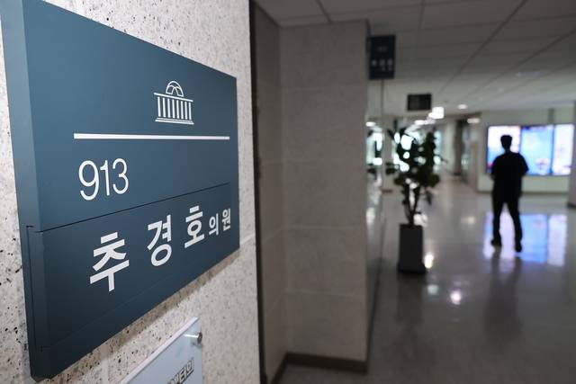 12·3 비상계엄 관련 내란·외환 의혹을 수사 중인 조은석 특별검사팀이 ‘국회 계엄 해제 표결 방해 의혹’과 관련해 추경호 국민의힘 전 원내대표를 겨냥한 강제수사에 나선 2일 국회 의원회관 내 추경호 의원실 앞에 취재진 등이 대기하고 있다.<연합뉴스 사진>