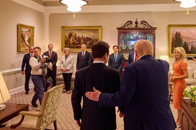 이재명 대통령이 지난 8월25일(현지시간) 미국 워싱턴DC 백악관에서 열린 한미 정상회담에 앞서 도널드 트럼프 미국 대통령과 함께 미국 측 수행원들을 소개받기 위해 이동하고 있다.<공동취재·연합뉴스>