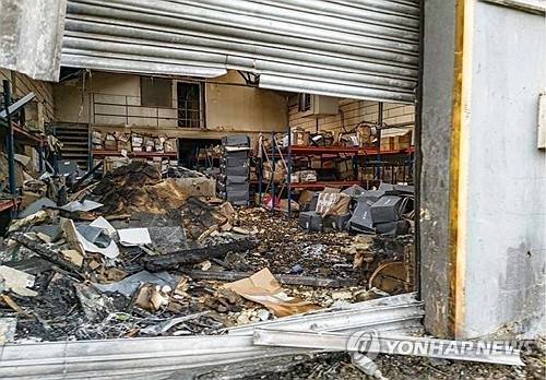 영국 범죄자의 방화로 불탄 우크라이나 지원물자 창고. AP 연합뉴스