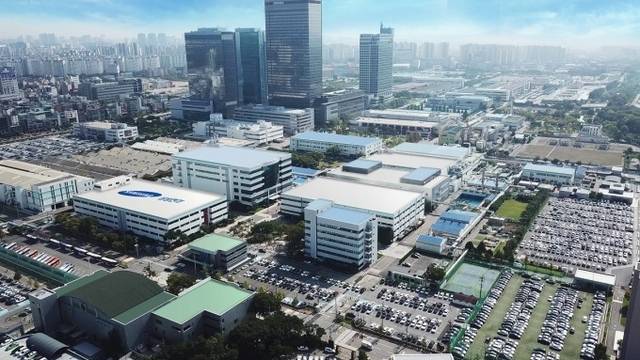 삼성전기의 주력 제품군인 MLCC의 글로벌 시장 성장세가 오는 2032년까지 연평균 13.52%에 달할 것이라는 전망이 나왔다. 사진은 삼성전기 수원사업장. 삼성전기 제공