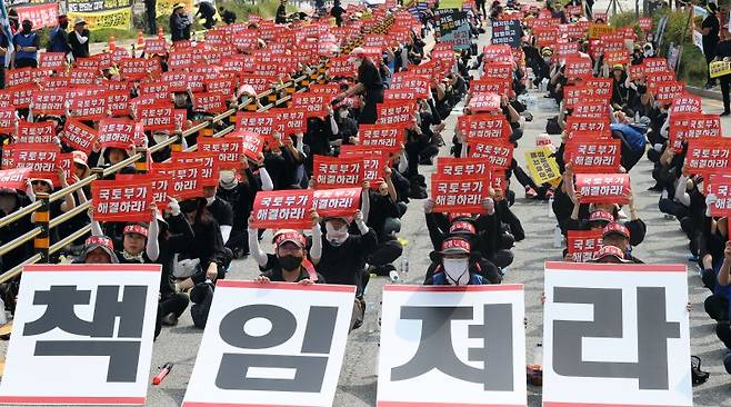 생활형 숙박시설 소유주와 거주자들이 강제이행금 폐지 등을 촉구하고 있다. 뉴시스