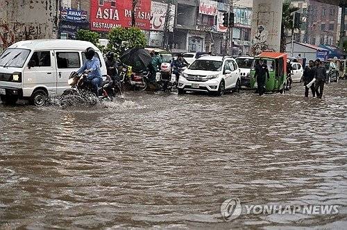 홍수로 잠긴 파키스탄 라호르 도로. 연합뉴스