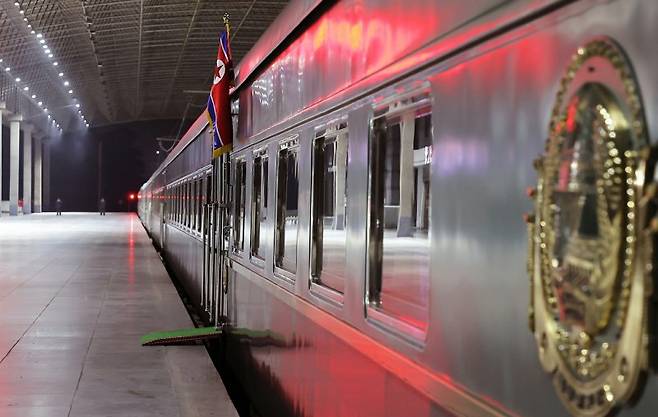 북한 노동당 기관지 노동신문은 2일 김정은 당 총비서가 중국 인민항일전쟁 및 세계반파쑈전쟁승리(전승절) 80주년 기념행사에 참석하기 위해 지난 1일 전용열차로 출발해 2일 새벽 국경을 통과했다고 보도했다. 노동신문 캡처