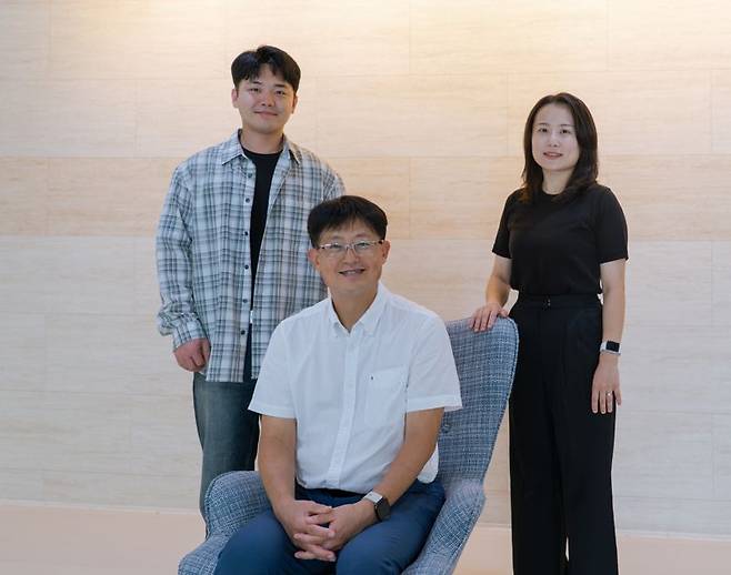 광주과학기술원(GIST) 신소재공학과 이재훈 박사, 권인찬 교수, 권나현 박사과정생(왼쪽부터). GIST 제공