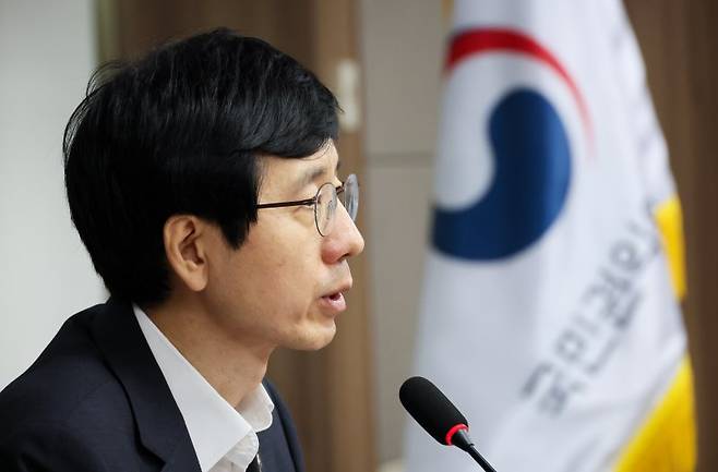 박종민 국민권익위원회 고충처리 부위원장 겸 사무처장이 지난달 11일 서울 종로구 정부서울청사에서 열린 쪽방 주민의 주거환경 및 복지서비스 개선 간담회에서 인사말을 하고 있다. 연합뉴스