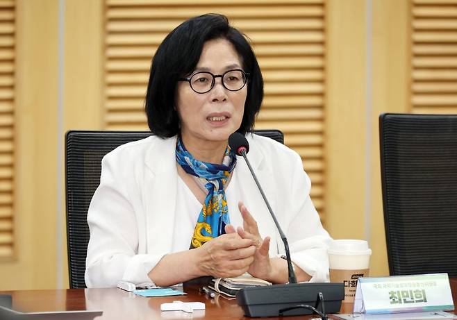 최민희 국회 과학기술정보방송통신위원회 위원장이 지난달 28일 오전 서울 여의도 국회 의원회관에서 열린 방송3법 개정과 언론개혁 과제 토론회에서 발언하고 있다. 뉴시스