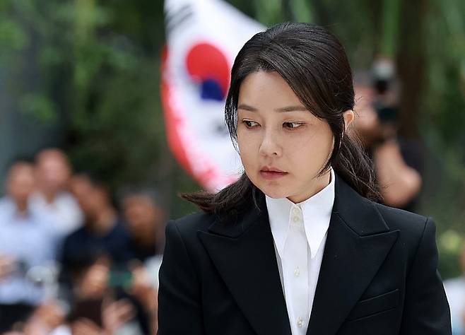 도이치모터스 주가조작 연루 의혹 등을 받는 김건희 여사가 지난달 6일 오전 서울 종로구 김건희 특검팀(특별검사 민중기)사무실에 피의자 신분으로 소환되고 있다. 사진=뉴시스