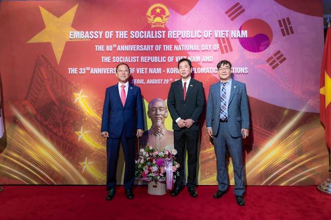지난달 29일 서울 중구 롯데호텔에서 열린 베트남 80주년 국경일 행사에서 이훈 화산 이씨 종친회장(왼쪽)과 부호 주한 베트남 대사(가운데)가 기념사진을 촬영하고 있다. 이훈 화산 이씨 종친회장 제공