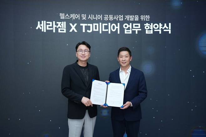 이경수 세라젬 대표(왼쪽)와 윤나라 TJ미디어 대표가 최근 서울 역삼동 세라젬 본사에서 열린 협약식에서 기념 촬영을 하고 있다. 세라젬 제공