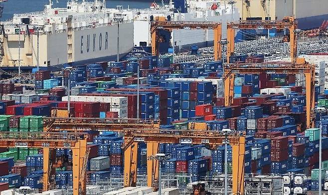 지난달 24일 경기도 평택항에 수출용 컨테이너가 쌓여 있다. 평택/연합뉴스