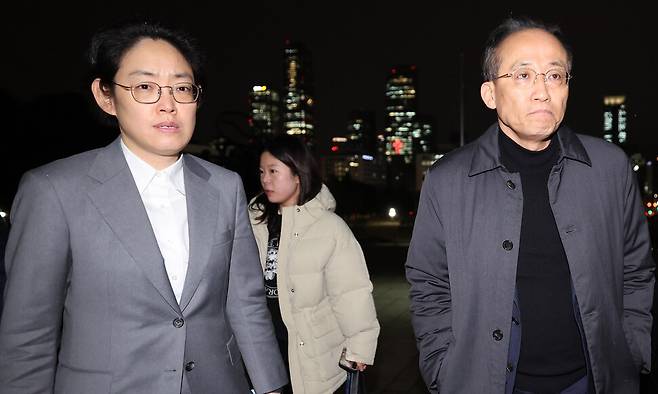 윤석열 대통령이 비상계엄을 선포한 2024년 12월3일 밤 추경호 국민의힘 원내대표(오른쪽)와 조지연 의원이 국회로 들어가고 있다. 신소영 기자 viator@hani.co.kr