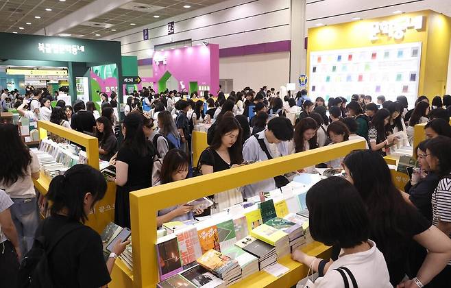 지난 6월18일 서울 강남구 삼성동 코엑스에서 열린 2025 서울국제도서전에 많은 시민들이 몰려 전시된 도서를 살펴보고 있다. 윤운식 선임기자 yws@hani.co.kr