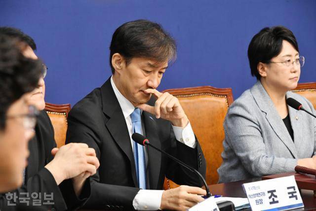 조국(오른쪽 두 번째) 조국혁신당 혁신정책연구원장이 1일 서울 여의도 국회에서 열린 최고위원회의에 참석해 있다. 고영권 기자