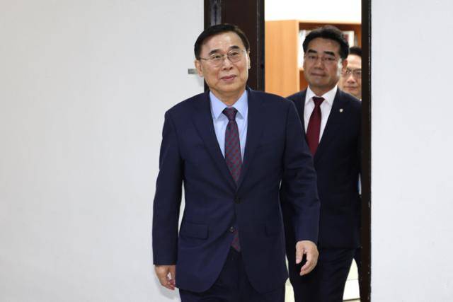 이종석 국가정보원장이 2일 서울 여의도 국회에서 열린 정보위원회 전체회의에 입장하고 있다. 연합뉴스