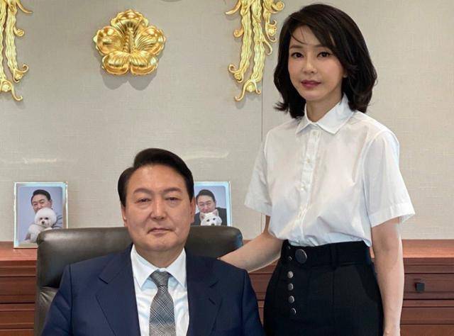 윤석열 전 대통령과 김건희 여사. 윤 전 대통령 취임 직후인 2022년 5월 27일 서울 용산 대통령실 청사 대통령 집무실에서 찍은 기념사진이다. 뉴시스