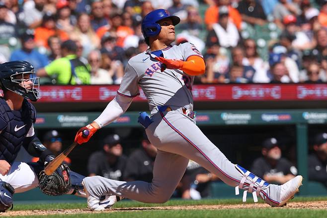 <yonhap photo-1186=""> DETROIT, MICHIGAN - SEPTEMBER 01: Juan Soto #22 of the New York Mets watches his fourth inning grand slam home run in front of Dillon Dingler #13 of the Detroit Tigers at Comerica Park on September 01, 2025 in Detroit, Michigan. Gregory Shamus/Getty Images/AFP (Photo by Gregory Shamus / GETTY IMAGES NORTH AMERICA / Getty Images via AFP)/2025-09-02 05:35:35/ <저작권자 ⓒ 1980-2025 ㈜연합뉴스. 무단 전재 재배포 금지, AI 학습 및 활용 금지></yonhap>