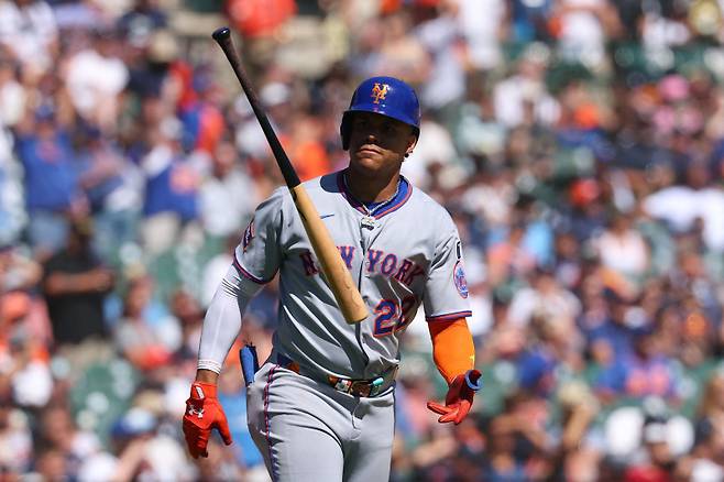 <yonhap photo-1175=""> DETROIT, MICHIGAN - SEPTEMBER 01: Juan Soto #22 of the New York Mets reacts to his fourth inning grand slam home run aginst the Detroit Tigers at Comerica Park on September 01, 2025 in Detroit, Michigan. Gregory Shamus/Getty Images/AFP (Photo by Gregory Shamus / GETTY IMAGES NORTH AMERICA / Getty Images via AFP)/2025-09-02 05:34:59/ <저작권자 ⓒ 1980-2025 ㈜연합뉴스. 무단 전재 재배포 금지, AI 학습 및 활용 금지></yonhap>