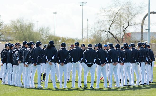 <yonhap photo-1122="">(투손[미국 애리조나주]=연합뉴스) 홍해인 기자 = 월드베이스볼클래식(WBC) 2023 대한민국 대표팀 선수들이 15일(현지시간) 미국 애리조나주 투손 키노스포츠 콤플렉스에서 열린 첫 공식 훈련 시작에 앞서 선수단 미팅을 갖고 있다. 전날 이 감독을 필두로 코치 7명과 30인의 최종 엔트리 중 28명의 선수가 애리조나 투손에서 열리는 대표팀 훈련에 소집됐다. 2023.2.16 hihong@yna.co.kr/2023-02-16 05:13:04/ <저작권자 ⓒ 1980-2023 ㈜연합뉴스. 무단 전재 재배포 금지.></yonhap>
