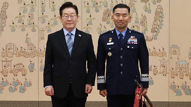 이재명 대통령, 진영승 합참의장 후보자 삼정검 수치 수여