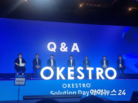 (왼쪽부터) 오케스트로의 박소아 클라우드 대표, 서영석 솔루션전략본부 본부장, 이유종 플랫폼개발본부 본부장, 김영광 CTO, 박의규 인공지능연구소 소장, 김성구 DevOps개발본부 본부장, 정재헌 AGI 대표가 2일 오전 서울 삼성동 그랜드 인터컨티넨탈 서울 파르나스에서 열린 ‘오케스트로 솔루션데이 2025’ 기자간담회에서 기자들의 질문에 답하고 있다. [사진=윤소진 기자]