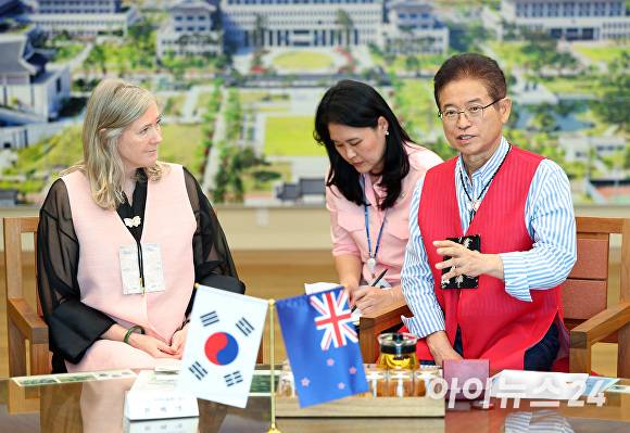 2일 이철우 경북도지사가 도청을 방문한 돈 베넷(Dawn Bennet) 주한 뉴질랜드 대사와 올해 경주에서 열리는 APEC 정상회의의를 논의하고 있다. [사진=경북도청]