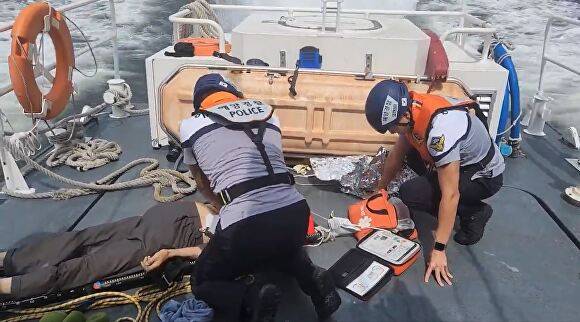 부산 수영구 민락교 인근 해상에 빠진 시민이 해경에 의해 구조되고 있는 모습. [사진=부산해양경찰서]