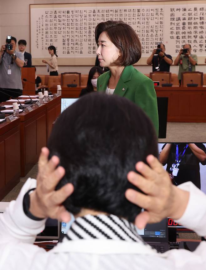 2일 서울 여의도 국회에서 열린 법제사법위원회 전체회의에서 국민의힘 나경원 의원이 여당 의원들과 인사하고 자리로 향하고 있다. 2025.9.2 [사진=연합뉴스]