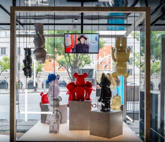 노부키 히즈메가 오트 쿠튀르 기법으로 완성한 아방가르드 모자를 얹은 베어브릭이 전시된 공간. [사진=MCM]